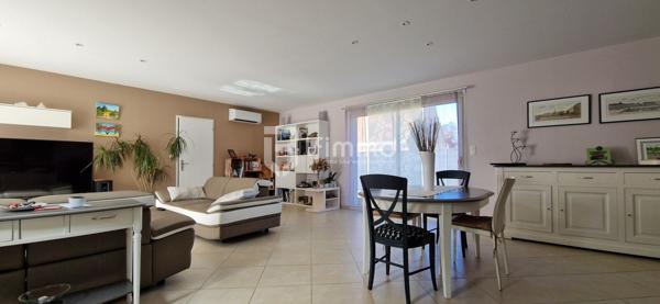 Maison individuelle de plain-pied avec garage et piscine