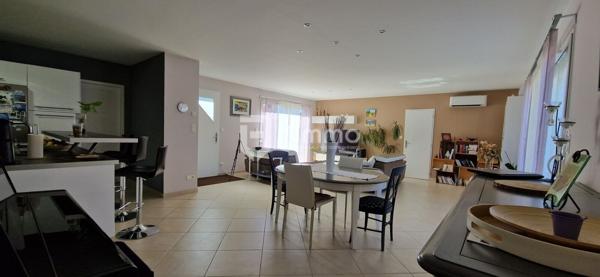 Maison individuelle de plain-pied avec garage et piscine