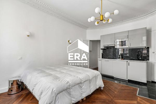 À VENDRE ! Studio rénové de 24 m² avec balcon, immeuble ancien du XVIIe, secteur Palais Royal - Louvre/Richelieu