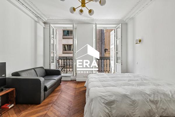 À VENDRE ! Studio rénové de 24 m² avec balcon, immeuble ancien du XVIIe, secteur Palais Royal - Louvre/Richelieu
