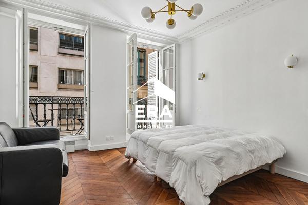 À VENDRE ! Studio rénové de 24 m² avec balcon, immeuble ancien du XVIIe, secteur Palais Royal - Louvre/Richelieu