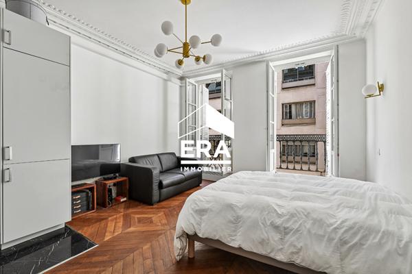 À VENDRE ! Studio rénové de 24 m² avec balcon, immeuble ancien du XVIIe, secteur Palais Royal - Louvre/Richelieu