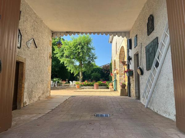 LIMAS (69) MAISON en pierres de caractère de 171 m2 avec des dépendances de 300 m2