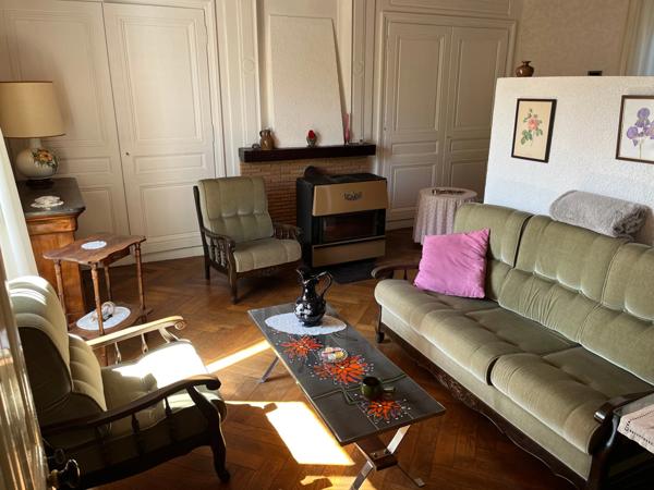 LIMAS (69) MAISON en pierres de caractère de 171 m2 avec des dépendances de 300 m2