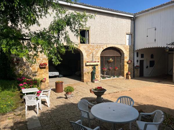LIMAS (69) MAISON en pierres de caractère de 171 m2 avec des dépendances de 300 m2