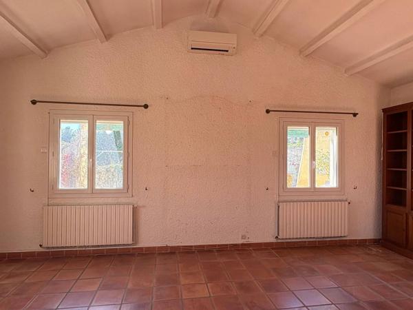 Habitation T7 avec garages, piscine et jardin