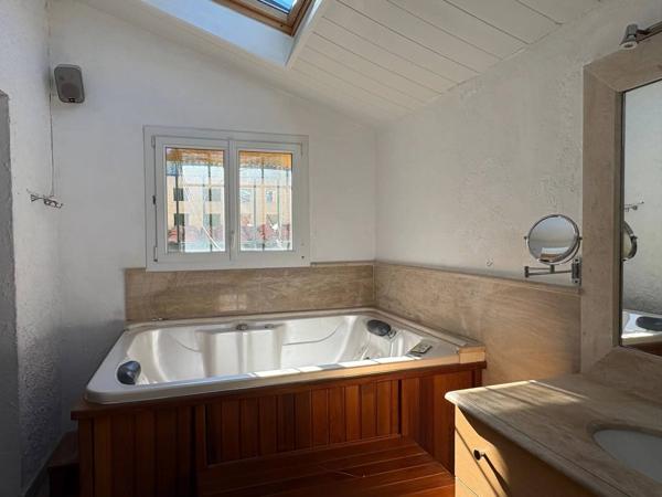 Habitation T7 avec garages, piscine et jardin