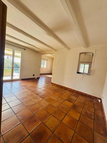 Habitation T7 avec garages, piscine et jardin