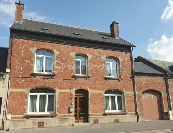 Secteur ORIGNY STE BENOITE, En exclusivité. Belle maison lumineuse de caractère 157 M² se composant d'un couloir central desservant un séjour de 37 M² avec cheminée en marbre, salon 22 M², cuisine aménagée, Wc . A l'étage : Palier desservant 3 grandes chambres dont une avec salle d'eau privative, wc, salle de douches et bains, buanderie. Grand grenier aménageable. Garage pour 2 Véhicule, cave, Bâtiment, Grande terrasse, Agréable jardin. Impôts fonciers 1400 €. Menuiserie PVC avec volet roulant électrique, Cc fuel  chaudière  marque VIESSMAN, toiture en ardoise naturelle récente. Pas de gros travaux à prévoir. A visiter sans tarder.