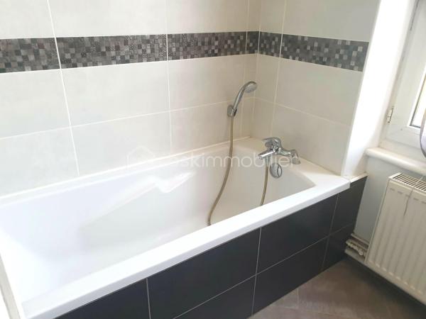 Secteur ORIGNY STE BENOITE, En exclusivité. Belle maison lumineuse de caractère 157 M² se composant d'un couloir central desservant un séjour de 37 M² avec cheminée en marbre, salon 22 M², cuisine aménagée, Wc . A l'étage : Palier desservant 3 grandes chambres dont une avec salle d'eau privative, wc, salle de douches et bains, buanderie. Grand grenier aménageable. Garage pour 2 Véhicule, cave, Bâtiment, Grande terrasse, Agréable jardin. Impôts fonciers 1400 €. Menuiserie PVC avec volet roulant électrique, Cc fuel  chaudière  marque VIESSMAN, toiture en ardoise naturelle récente. Pas de gros travaux à prévoir. A visiter sans tarder.