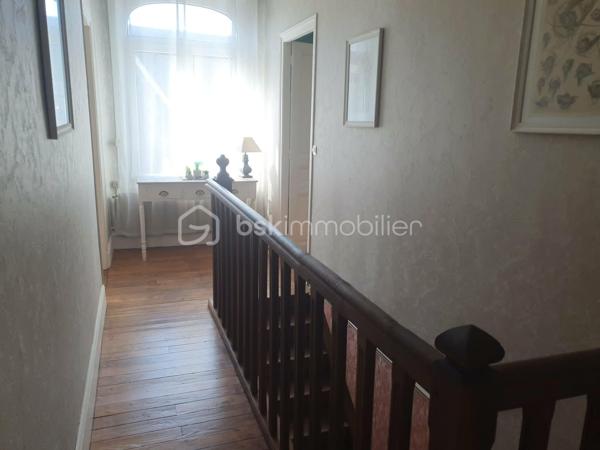 Secteur ORIGNY STE BENOITE, En exclusivité. Belle maison lumineuse de caractère 157 M² se composant d'un couloir central desservant un séjour de 37 M² avec cheminée en marbre, salon 22 M², cuisine aménagée, Wc . A l'étage : Palier desservant 3 grandes chambres dont une avec salle d'eau privative, wc, salle de douches et bains, buanderie. Grand grenier aménageable. Garage pour 2 Véhicule, cave, Bâtiment, Grande terrasse, Agréable jardin. Impôts fonciers 1400 €. Menuiserie PVC avec volet roulant électrique, Cc fuel  chaudière  marque VIESSMAN, toiture en ardoise naturelle récente. Pas de gros travaux à prévoir. A visiter sans tarder.