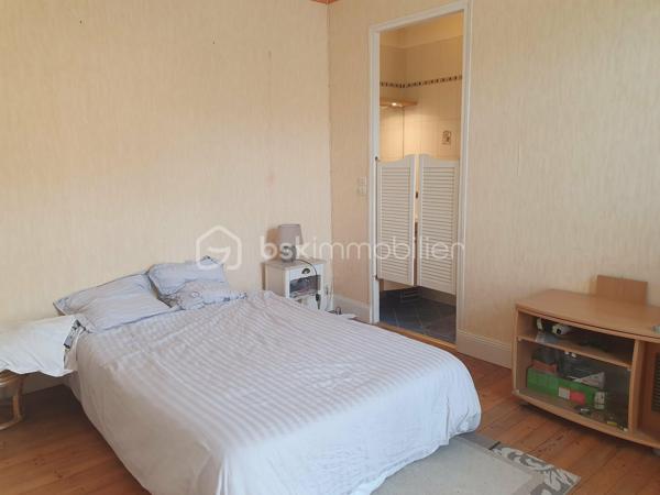 Secteur ORIGNY STE BENOITE, En exclusivité. Belle maison lumineuse de caractère 157 M² se composant d'un couloir central desservant un séjour de 37 M² avec cheminée en marbre, salon 22 M², cuisine aménagée, Wc . A l'étage : Palier desservant 3 grandes chambres dont une avec salle d'eau privative, wc, salle de douches et bains, buanderie. Grand grenier aménageable. Garage pour 2 Véhicule, cave, Bâtiment, Grande terrasse, Agréable jardin. Impôts fonciers 1400 €. Menuiserie PVC avec volet roulant électrique, Cc fuel  chaudière  marque VIESSMAN, toiture en ardoise naturelle récente. Pas de gros travaux à prévoir. A visiter sans tarder.