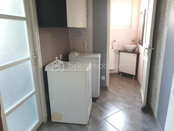 Secteur ORIGNY STE BENOITE, En exclusivité. Belle maison lumineuse de caractère 157 M² se composant d'un couloir central desservant un séjour de 37 M² avec cheminée en marbre, salon 22 M², cuisine aménagée, Wc . A l'étage : Palier desservant 3 grandes chambres dont une avec salle d'eau privative, wc, salle de douches et bains, buanderie. Grand grenier aménageable. Garage pour 2 Véhicule, cave, Bâtiment, Grande terrasse, Agréable jardin. Impôts fonciers 1400 €. Menuiserie PVC avec volet roulant électrique, Cc fuel  chaudière  marque VIESSMAN, toiture en ardoise naturelle récente. Pas de gros travaux à prévoir. A visiter sans tarder.
