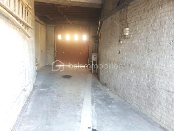 Secteur ORIGNY STE BENOITE, En exclusivité. Belle maison lumineuse de caractère 157 M² se composant d'un couloir central desservant un séjour de 37 M² avec cheminée en marbre, salon 22 M², cuisine aménagée, Wc . A l'étage : Palier desservant 3 grandes chambres dont une avec salle d'eau privative, wc, salle de douches et bains, buanderie. Grand grenier aménageable. Garage pour 2 Véhicule, cave, Bâtiment, Grande terrasse, Agréable jardin. Impôts fonciers 1400 €. Menuiserie PVC avec volet roulant électrique, Cc fuel  chaudière  marque VIESSMAN, toiture en ardoise naturelle récente. Pas de gros travaux à prévoir. A visiter sans tarder.