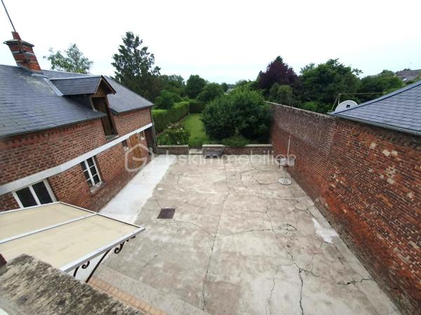 Secteur ORIGNY STE BENOITE, En exclusivité. Belle maison lumineuse de caractère 157 M² se composant d'un couloir central desservant un séjour de 37 M² avec cheminée en marbre, salon 22 M², cuisine aménagée, Wc . A l'étage : Palier desservant 3 grandes chambres dont une avec salle d'eau privative, wc, salle de douches et bains, buanderie. Grand grenier aménageable. Garage pour 2 Véhicule, cave, Bâtiment, Grande terrasse, Agréable jardin. Impôts fonciers 1400 €. Menuiserie PVC avec volet roulant électrique, Cc fuel  chaudière  marque VIESSMAN, toiture en ardoise naturelle récente. Pas de gros travaux à prévoir. A visiter sans tarder.