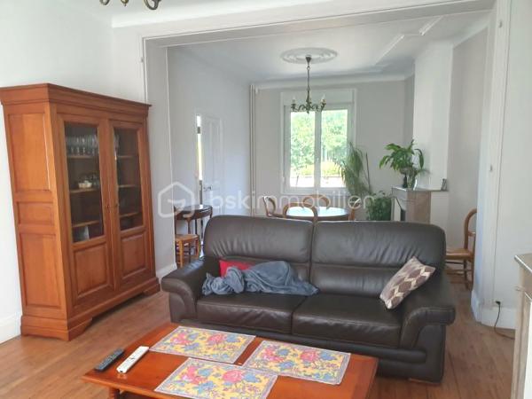 Secteur ORIGNY STE BENOITE, En exclusivité. Belle maison lumineuse de caractère 157 M² se composant d'un couloir central desservant un séjour de 37 M² avec cheminée en marbre, salon 22 M², cuisine aménagée, Wc . A l'étage : Palier desservant 3 grandes chambres dont une avec salle d'eau privative, wc, salle de douches et bains, buanderie. Grand grenier aménageable. Garage pour 2 Véhicule, cave, Bâtiment, Grande terrasse, Agréable jardin. Impôts fonciers 1400 €. Menuiserie PVC avec volet roulant électrique, Cc fuel  chaudière  marque VIESSMAN, toiture en ardoise naturelle récente. Pas de gros travaux à prévoir. A visiter sans tarder.