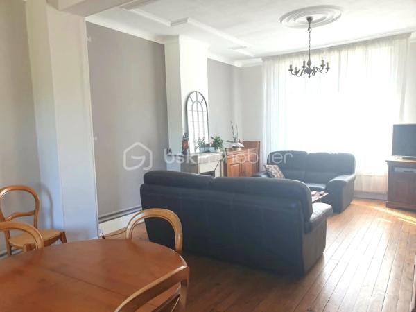 Secteur ORIGNY STE BENOITE, En exclusivité. Belle maison lumineuse de caractère 157 M² se composant d'un couloir central desservant un séjour de 37 M² avec cheminée en marbre, salon 22 M², cuisine aménagée, Wc . A l'étage : Palier desservant 3 grandes chambres dont une avec salle d'eau privative, wc, salle de douches et bains, buanderie. Grand grenier aménageable. Garage pour 2 Véhicule, cave, Bâtiment, Grande terrasse, Agréable jardin. Impôts fonciers 1400 €. Menuiserie PVC avec volet roulant électrique, Cc fuel  chaudière  marque VIESSMAN, toiture en ardoise naturelle récente. Pas de gros travaux à prévoir. A visiter sans tarder.