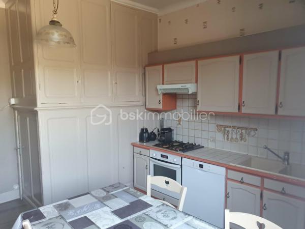 Secteur ORIGNY STE BENOITE, En exclusivité. Belle maison lumineuse de caractère 157 M² se composant d'un couloir central desservant un séjour de 37 M² avec cheminée en marbre, salon 22 M², cuisine aménagée, Wc . A l'étage : Palier desservant 3 grandes chambres dont une avec salle d'eau privative, wc, salle de douches et bains, buanderie. Grand grenier aménageable. Garage pour 2 Véhicule, cave, Bâtiment, Grande terrasse, Agréable jardin. Impôts fonciers 1400 €. Menuiserie PVC avec volet roulant électrique, Cc fuel  chaudière  marque VIESSMAN, toiture en ardoise naturelle récente. Pas de gros travaux à prévoir. A visiter sans tarder.