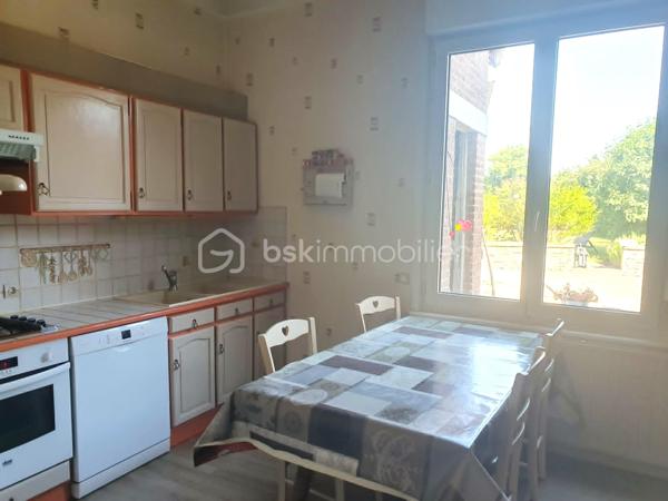 Secteur ORIGNY STE BENOITE, En exclusivité. Belle maison lumineuse de caractère 157 M² se composant d'un couloir central desservant un séjour de 37 M² avec cheminée en marbre, salon 22 M², cuisine aménagée, Wc . A l'étage : Palier desservant 3 grandes chambres dont une avec salle d'eau privative, wc, salle de douches et bains, buanderie. Grand grenier aménageable. Garage pour 2 Véhicule, cave, Bâtiment, Grande terrasse, Agréable jardin. Impôts fonciers 1400 €. Menuiserie PVC avec volet roulant électrique, Cc fuel  chaudière  marque VIESSMAN, toiture en ardoise naturelle récente. Pas de gros travaux à prévoir. A visiter sans tarder.