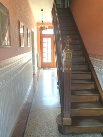 Secteur ORIGNY STE BENOITE, En exclusivité. Belle maison lumineuse de caractère 157 M² se composant d'un couloir central desservant un séjour de 37 M² avec cheminée en marbre, salon 22 M², cuisine aménagée, Wc . A l'étage : Palier desservant 3 grandes chambres dont une avec salle d'eau privative, wc, salle de douches et bains, buanderie. Grand grenier aménageable. Garage pour 2 Véhicule, cave, Bâtiment, Grande terrasse, Agréable jardin. Impôts fonciers 1400 €. Menuiserie PVC avec volet roulant électrique, Cc fuel  chaudière  marque VIESSMAN, toiture en ardoise naturelle récente. Pas de gros travaux à prévoir. A visiter sans tarder.