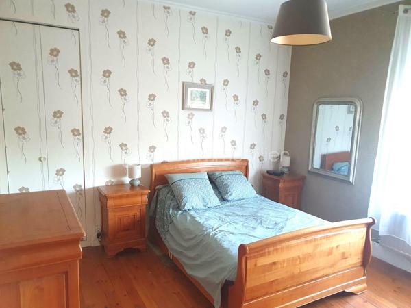 Secteur ORIGNY STE BENOITE, En exclusivité. Belle maison lumineuse de caractère 157 M² se composant d'un couloir central desservant un séjour de 37 M² avec cheminée en marbre, salon 22 M², cuisine aménagée, Wc . A l'étage : Palier desservant 3 grandes chambres dont une avec salle d'eau privative, wc, salle de douches et bains, buanderie. Grand grenier aménageable. Garage pour 2 Véhicule, cave, Bâtiment, Grande terrasse, Agréable jardin. Impôts fonciers 1400 €. Menuiserie PVC avec volet roulant électrique, Cc fuel  chaudière  marque VIESSMAN, toiture en ardoise naturelle récente. Pas de gros travaux à prévoir. A visiter sans tarder.