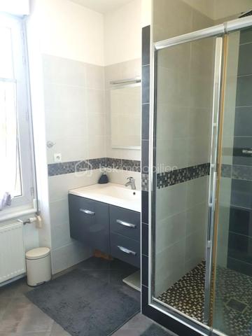 Secteur ORIGNY STE BENOITE, En exclusivité. Belle maison lumineuse de caractère 157 M² se composant d'un couloir central desservant un séjour de 37 M² avec cheminée en marbre, salon 22 M², cuisine aménagée, Wc . A l'étage : Palier desservant 3 grandes chambres dont une avec salle d'eau privative, wc, salle de douches et bains, buanderie. Grand grenier aménageable. Garage pour 2 Véhicule, cave, Bâtiment, Grande terrasse, Agréable jardin. Impôts fonciers 1400 €. Menuiserie PVC avec volet roulant électrique, Cc fuel  chaudière  marque VIESSMAN, toiture en ardoise naturelle récente. Pas de gros travaux à prévoir. A visiter sans tarder.