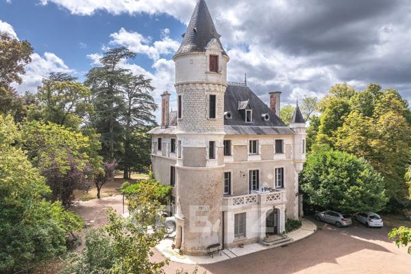 Château historique du XVIIᵉ, 600 m², parc 10 ha, piscine