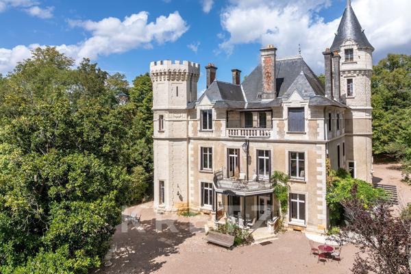 Château historique du XVIIᵉ, 600 m², parc 10 ha, piscine