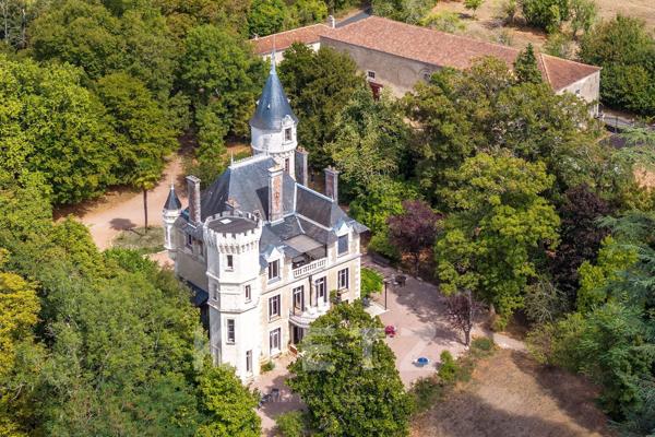 Château historique du XVIIᵉ, 600 m², parc 10 ha, piscine