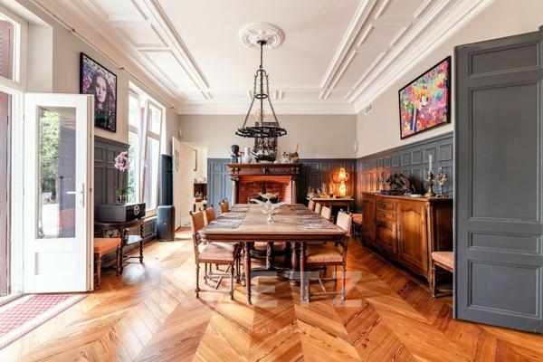 Château historique du XVIIᵉ, 600 m², parc 10 ha, piscine