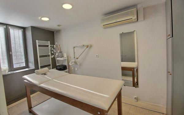 Immeuble à vendre    1 pièce •  Morestel