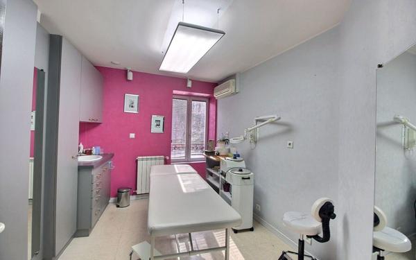 Immeuble à vendre    1 pièce •  Morestel