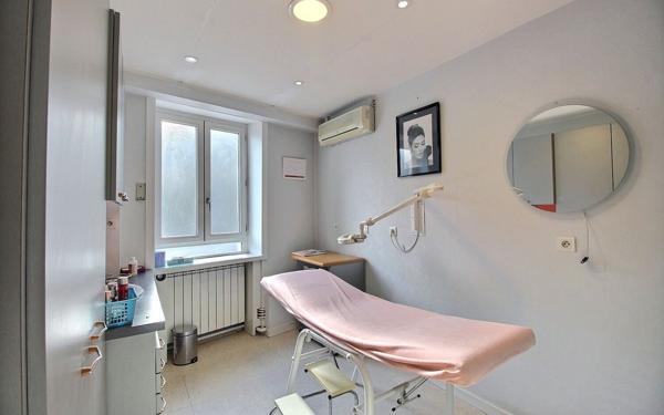 Immeuble à vendre    1 pièce •  Morestel