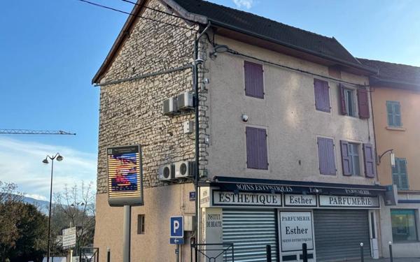 Immeuble à vendre    1 pièce •  Morestel