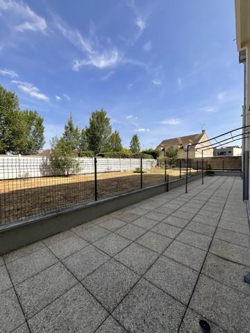 À seulement 500 mètres de la gare Massy-Verrières, en plein cœur du centre-ville, découvrez ce superbe appartement familial de 98 m², situé en rez-de-chaussée d’une résidence de standing construite en 1997, entièrement sécurisée et parfaitement entretenue.

Dès l’entrée, vous serez séduit par un hall avec placard de rangement menant à une belle pièce de vie lumineuse, composée d’un double séjour (possibilité de 4eme chambre) ouvert sur une magnifique terrasse spacieuse, sans aucun vis-à-vis, offrant un cadre de vie privilégié. La cuisine ouverte, entièrement équipée et aménagée, s’intègre parfaitement à l’espace de vie.

L’espace nuit, bien séparé, comprend trois belles chambres, dont deux bénéficient d’un accès direct à la terrasse avec placards intégrés. Vous disposerez également d’une salle de bains avec WC, d’une salle d’eau ainsi que d’un WC indépendant, apportant un confort idéal.

Les prestations sont complétées par une place de parking en sous-sol, un box fermé en sous-sol et une cave.

Les points forts :
* Centre-ville de Massy
* À 500 m de la gare Massy-Verrières
* Résidence sécurisée de 1997
* 98 m² – 5 pièces
* Grande terrasse sans vis-à-vis
* Double séjour lumineux
* Cuisine ouverte équipée et aménagée
* 3 chambres, dont 2 avec accès terrasse
* Salle de bains, salle d’eau et WC séparés
* Cave, parking en sous-sol et box fermé

Un bien rare sur le secteur, alliant emplacement, volumes et qualité de vie.

À visiter sans tarder !