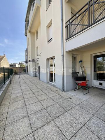 À seulement 500 mètres de la gare Massy-Verrières, en plein cœur du centre-ville, découvrez ce superbe appartement familial de 98 m², situé en rez-de-chaussée d’une résidence de standing construite en 1997, entièrement sécurisée et parfaitement entretenue.

Dès l’entrée, vous serez séduit par un hall avec placard de rangement menant à une belle pièce de vie lumineuse, composée d’un double séjour (possibilité de 4eme chambre) ouvert sur une magnifique terrasse spacieuse, sans aucun vis-à-vis, offrant un cadre de vie privilégié. La cuisine ouverte, entièrement équipée et aménagée, s’intègre parfaitement à l’espace de vie.

L’espace nuit, bien séparé, comprend trois belles chambres, dont deux bénéficient d’un accès direct à la terrasse avec placards intégrés. Vous disposerez également d’une salle de bains avec WC, d’une salle d’eau ainsi que d’un WC indépendant, apportant un confort idéal.

Les prestations sont complétées par une place de parking en sous-sol, un box fermé en sous-sol et une cave.

Les points forts :
* Centre-ville de Massy
* À 500 m de la gare Massy-Verrières
* Résidence sécurisée de 1997
* 98 m² – 5 pièces
* Grande terrasse sans vis-à-vis
* Double séjour lumineux
* Cuisine ouverte équipée et aménagée
* 3 chambres, dont 2 avec accès terrasse
* Salle de bains, salle d’eau et WC séparés
* Cave, parking en sous-sol et box fermé

Un bien rare sur le secteur, alliant emplacement, volumes et qualité de vie.

À visiter sans tarder !