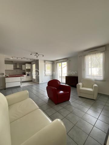 À seulement 500 mètres de la gare Massy-Verrières, en plein cœur du centre-ville, découvrez ce superbe appartement familial de 98 m², situé en rez-de-chaussée d’une résidence de standing construite en 1997, entièrement sécurisée et parfaitement entretenue.

Dès l’entrée, vous serez séduit par un hall avec placard de rangement menant à une belle pièce de vie lumineuse, composée d’un double séjour (possibilité de 4eme chambre) ouvert sur une magnifique terrasse spacieuse, sans aucun vis-à-vis, offrant un cadre de vie privilégié. La cuisine ouverte, entièrement équipée et aménagée, s’intègre parfaitement à l’espace de vie.

L’espace nuit, bien séparé, comprend trois belles chambres, dont deux bénéficient d’un accès direct à la terrasse avec placards intégrés. Vous disposerez également d’une salle de bains avec WC, d’une salle d’eau ainsi que d’un WC indépendant, apportant un confort idéal.

Les prestations sont complétées par une place de parking en sous-sol, un box fermé en sous-sol et une cave.

Les points forts :
* Centre-ville de Massy
* À 500 m de la gare Massy-Verrières
* Résidence sécurisée de 1997
* 98 m² – 5 pièces
* Grande terrasse sans vis-à-vis
* Double séjour lumineux
* Cuisine ouverte équipée et aménagée
* 3 chambres, dont 2 avec accès terrasse
* Salle de bains, salle d’eau et WC séparés
* Cave, parking en sous-sol et box fermé

Un bien rare sur le secteur, alliant emplacement, volumes et qualité de vie.

À visiter sans tarder !
