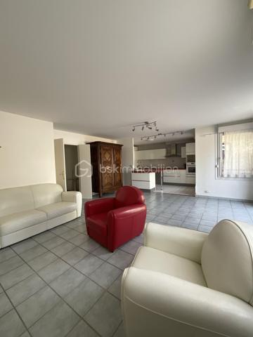 À seulement 500 mètres de la gare Massy-Verrières, en plein cœur du centre-ville, découvrez ce superbe appartement familial de 98 m², situé en rez-de-chaussée d’une résidence de standing construite en 1997, entièrement sécurisée et parfaitement entretenue.

Dès l’entrée, vous serez séduit par un hall avec placard de rangement menant à une belle pièce de vie lumineuse, composée d’un double séjour (possibilité de 4eme chambre) ouvert sur une magnifique terrasse spacieuse, sans aucun vis-à-vis, offrant un cadre de vie privilégié. La cuisine ouverte, entièrement équipée et aménagée, s’intègre parfaitement à l’espace de vie.

L’espace nuit, bien séparé, comprend trois belles chambres, dont deux bénéficient d’un accès direct à la terrasse avec placards intégrés. Vous disposerez également d’une salle de bains avec WC, d’une salle d’eau ainsi que d’un WC indépendant, apportant un confort idéal.

Les prestations sont complétées par une place de parking en sous-sol, un box fermé en sous-sol et une cave.

Les points forts :
* Centre-ville de Massy
* À 500 m de la gare Massy-Verrières
* Résidence sécurisée de 1997
* 98 m² – 5 pièces
* Grande terrasse sans vis-à-vis
* Double séjour lumineux
* Cuisine ouverte équipée et aménagée
* 3 chambres, dont 2 avec accès terrasse
* Salle de bains, salle d’eau et WC séparés
* Cave, parking en sous-sol et box fermé

Un bien rare sur le secteur, alliant emplacement, volumes et qualité de vie.

À visiter sans tarder !