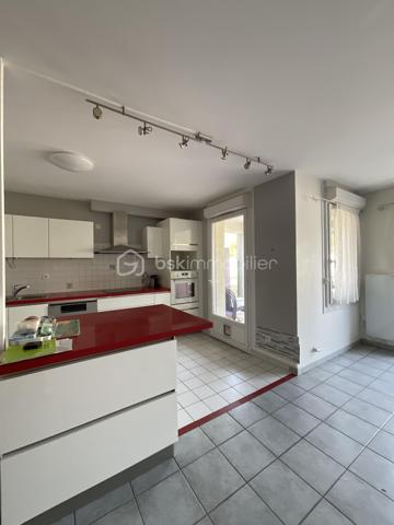 À seulement 500 mètres de la gare Massy-Verrières, en plein cœur du centre-ville, découvrez ce superbe appartement familial de 98 m², situé en rez-de-chaussée d’une résidence de standing construite en 1997, entièrement sécurisée et parfaitement entretenue.

Dès l’entrée, vous serez séduit par un hall avec placard de rangement menant à une belle pièce de vie lumineuse, composée d’un double séjour (possibilité de 4eme chambre) ouvert sur une magnifique terrasse spacieuse, sans aucun vis-à-vis, offrant un cadre de vie privilégié. La cuisine ouverte, entièrement équipée et aménagée, s’intègre parfaitement à l’espace de vie.

L’espace nuit, bien séparé, comprend trois belles chambres, dont deux bénéficient d’un accès direct à la terrasse avec placards intégrés. Vous disposerez également d’une salle de bains avec WC, d’une salle d’eau ainsi que d’un WC indépendant, apportant un confort idéal.

Les prestations sont complétées par une place de parking en sous-sol, un box fermé en sous-sol et une cave.

Les points forts :
* Centre-ville de Massy
* À 500 m de la gare Massy-Verrières
* Résidence sécurisée de 1997
* 98 m² – 5 pièces
* Grande terrasse sans vis-à-vis
* Double séjour lumineux
* Cuisine ouverte équipée et aménagée
* 3 chambres, dont 2 avec accès terrasse
* Salle de bains, salle d’eau et WC séparés
* Cave, parking en sous-sol et box fermé

Un bien rare sur le secteur, alliant emplacement, volumes et qualité de vie.

À visiter sans tarder !
