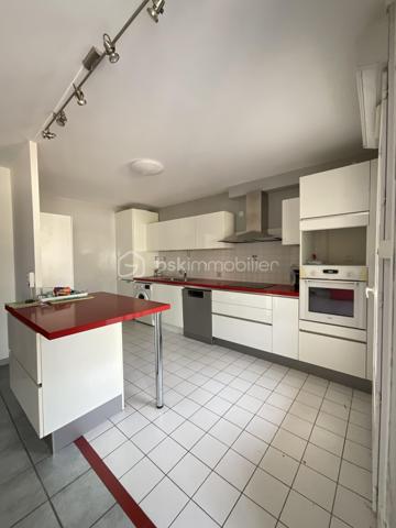 À seulement 500 mètres de la gare Massy-Verrières, en plein cœur du centre-ville, découvrez ce superbe appartement familial de 98 m², situé en rez-de-chaussée d’une résidence de standing construite en 1997, entièrement sécurisée et parfaitement entretenue.

Dès l’entrée, vous serez séduit par un hall avec placard de rangement menant à une belle pièce de vie lumineuse, composée d’un double séjour (possibilité de 4eme chambre) ouvert sur une magnifique terrasse spacieuse, sans aucun vis-à-vis, offrant un cadre de vie privilégié. La cuisine ouverte, entièrement équipée et aménagée, s’intègre parfaitement à l’espace de vie.

L’espace nuit, bien séparé, comprend trois belles chambres, dont deux bénéficient d’un accès direct à la terrasse avec placards intégrés. Vous disposerez également d’une salle de bains avec WC, d’une salle d’eau ainsi que d’un WC indépendant, apportant un confort idéal.

Les prestations sont complétées par une place de parking en sous-sol, un box fermé en sous-sol et une cave.

Les points forts :
* Centre-ville de Massy
* À 500 m de la gare Massy-Verrières
* Résidence sécurisée de 1997
* 98 m² – 5 pièces
* Grande terrasse sans vis-à-vis
* Double séjour lumineux
* Cuisine ouverte équipée et aménagée
* 3 chambres, dont 2 avec accès terrasse
* Salle de bains, salle d’eau et WC séparés
* Cave, parking en sous-sol et box fermé

Un bien rare sur le secteur, alliant emplacement, volumes et qualité de vie.

À visiter sans tarder !