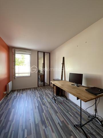 À seulement 500 mètres de la gare Massy-Verrières, en plein cœur du centre-ville, découvrez ce superbe appartement familial de 98 m², situé en rez-de-chaussée d’une résidence de standing construite en 1997, entièrement sécurisée et parfaitement entretenue.

Dès l’entrée, vous serez séduit par un hall avec placard de rangement menant à une belle pièce de vie lumineuse, composée d’un double séjour (possibilité de 4eme chambre) ouvert sur une magnifique terrasse spacieuse, sans aucun vis-à-vis, offrant un cadre de vie privilégié. La cuisine ouverte, entièrement équipée et aménagée, s’intègre parfaitement à l’espace de vie.

L’espace nuit, bien séparé, comprend trois belles chambres, dont deux bénéficient d’un accès direct à la terrasse avec placards intégrés. Vous disposerez également d’une salle de bains avec WC, d’une salle d’eau ainsi que d’un WC indépendant, apportant un confort idéal.

Les prestations sont complétées par une place de parking en sous-sol, un box fermé en sous-sol et une cave.

Les points forts :
* Centre-ville de Massy
* À 500 m de la gare Massy-Verrières
* Résidence sécurisée de 1997
* 98 m² – 5 pièces
* Grande terrasse sans vis-à-vis
* Double séjour lumineux
* Cuisine ouverte équipée et aménagée
* 3 chambres, dont 2 avec accès terrasse
* Salle de bains, salle d’eau et WC séparés
* Cave, parking en sous-sol et box fermé

Un bien rare sur le secteur, alliant emplacement, volumes et qualité de vie.

À visiter sans tarder !