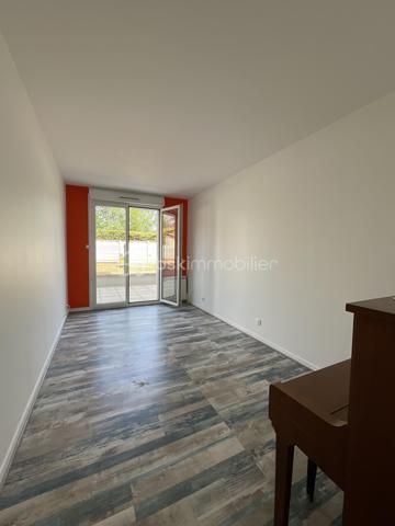 À seulement 500 mètres de la gare Massy-Verrières, en plein cœur du centre-ville, découvrez ce superbe appartement familial de 98 m², situé en rez-de-chaussée d’une résidence de standing construite en 1997, entièrement sécurisée et parfaitement entretenue.

Dès l’entrée, vous serez séduit par un hall avec placard de rangement menant à une belle pièce de vie lumineuse, composée d’un double séjour (possibilité de 4eme chambre) ouvert sur une magnifique terrasse spacieuse, sans aucun vis-à-vis, offrant un cadre de vie privilégié. La cuisine ouverte, entièrement équipée et aménagée, s’intègre parfaitement à l’espace de vie.

L’espace nuit, bien séparé, comprend trois belles chambres, dont deux bénéficient d’un accès direct à la terrasse avec placards intégrés. Vous disposerez également d’une salle de bains avec WC, d’une salle d’eau ainsi que d’un WC indépendant, apportant un confort idéal.

Les prestations sont complétées par une place de parking en sous-sol, un box fermé en sous-sol et une cave.

Les points forts :
* Centre-ville de Massy
* À 500 m de la gare Massy-Verrières
* Résidence sécurisée de 1997
* 98 m² – 5 pièces
* Grande terrasse sans vis-à-vis
* Double séjour lumineux
* Cuisine ouverte équipée et aménagée
* 3 chambres, dont 2 avec accès terrasse
* Salle de bains, salle d’eau et WC séparés
* Cave, parking en sous-sol et box fermé

Un bien rare sur le secteur, alliant emplacement, volumes et qualité de vie.

À visiter sans tarder !