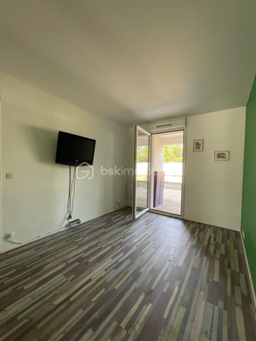 À seulement 500 mètres de la gare Massy-Verrières, en plein cœur du centre-ville, découvrez ce superbe appartement familial de 98 m², situé en rez-de-chaussée d’une résidence de standing construite en 1997, entièrement sécurisée et parfaitement entretenue.

Dès l’entrée, vous serez séduit par un hall avec placard de rangement menant à une belle pièce de vie lumineuse, composée d’un double séjour (possibilité de 4eme chambre) ouvert sur une magnifique terrasse spacieuse, sans aucun vis-à-vis, offrant un cadre de vie privilégié. La cuisine ouverte, entièrement équipée et aménagée, s’intègre parfaitement à l’espace de vie.

L’espace nuit, bien séparé, comprend trois belles chambres, dont deux bénéficient d’un accès direct à la terrasse avec placards intégrés. Vous disposerez également d’une salle de bains avec WC, d’une salle d’eau ainsi que d’un WC indépendant, apportant un confort idéal.

Les prestations sont complétées par une place de parking en sous-sol, un box fermé en sous-sol et une cave.

Les points forts :
* Centre-ville de Massy
* À 500 m de la gare Massy-Verrières
* Résidence sécurisée de 1997
* 98 m² – 5 pièces
* Grande terrasse sans vis-à-vis
* Double séjour lumineux
* Cuisine ouverte équipée et aménagée
* 3 chambres, dont 2 avec accès terrasse
* Salle de bains, salle d’eau et WC séparés
* Cave, parking en sous-sol et box fermé

Un bien rare sur le secteur, alliant emplacement, volumes et qualité de vie.

À visiter sans tarder !