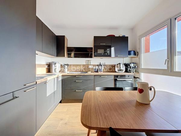 Découvrez ce bel appartement de 3 pièces en DUPLEX, situé au 2ᵉ étage sur 2, d’une résidence récente construite en 2023.

D’une configuration fonctionnelle et agréable, cet appartement offre une séparation appréciable entre les espaces de vie et l’espace nuit.

Au premier niveau, vous trouverez :
- Une entrée avec rangement et escalier desservant le niveau supérieur ;
- Un séjour avec coin cuisine, offrant un espace de vie convivial ;
- Un WC indépendant ;
- Un balcon, idéal pour profiter d’un espace extérieur.

À l’étage supérieur :
- Un palier (dressing) desservant l’espace nuit ;
- Deux chambres ;
- Une salle de bains avec WC.

Les atouts de la résidence :
- Résidence récente de 2023 ;
- Possibilité de boxer la places de stationnement, conformément aux éléments évoqués lors de la dernière assemblée générale ;
- Possibilité d’installation d’une climatisation ;
- Installation de caméras de vidéosurveillance au sein de la résidence envisagée ou autorisée selon les décisions de la dernière assemblée générale.

Ce duplex représente une belle opportunité pour un premier achat, un couple ou une petite famille à la recherche d’un logement récent et fonctionnel.

Cet appartement bénéficie d’un environnement pratique et familial, avec de nombreuses commodités accessibles à pied.
Les écoles maternelles Les Goélands et Les Dahlias se trouvent à environ 2 à 3 minutes, tandis que l’école élémentaire Duguesclin et le collège Flora Tristan sont accessibles en 3 à 6 minutes. 
Côté commerces, vous trouverez une boulangerie à environ 2 minutes, une épicerie de proximité à 2 minutes et le centre commercial E.Leclerc à environ 10 minutes. 
Pour vos déplacements, l’arrêt de bus Maurice Évrard est situé à environ 3 minutes à pied et la gare de Poissy, desservie par le RER A et la ligne J du Transilien. 

Enfin, les espaces verts et les équipements sportifs du secteur, notamment le parc Maurice-Berteaux et le complexe sportif Bretagne, permettent de profiter d’un cadre de vie agréable. 
Un emplacement idéal pour concilier praticité, vie de famille et mobilité au quotidien.

Un bien à découvrir sans tarder !

Pour plus d’informations ou pour organiser une visite, contactez-moi.