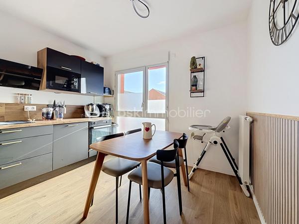 Découvrez ce bel appartement de 3 pièces en DUPLEX, situé au 2ᵉ étage sur 2, d’une résidence récente construite en 2023.

D’une configuration fonctionnelle et agréable, cet appartement offre une séparation appréciable entre les espaces de vie et l’espace nuit.

Au premier niveau, vous trouverez :
- Une entrée avec rangement et escalier desservant le niveau supérieur ;
- Un séjour avec coin cuisine, offrant un espace de vie convivial ;
- Un WC indépendant ;
- Un balcon, idéal pour profiter d’un espace extérieur.

À l’étage supérieur :
- Un palier (dressing) desservant l’espace nuit ;
- Deux chambres ;
- Une salle de bains avec WC.

Les atouts de la résidence :
- Résidence récente de 2023 ;
- Possibilité de boxer la places de stationnement, conformément aux éléments évoqués lors de la dernière assemblée générale ;
- Possibilité d’installation d’une climatisation ;
- Installation de caméras de vidéosurveillance au sein de la résidence envisagée ou autorisée selon les décisions de la dernière assemblée générale.

Ce duplex représente une belle opportunité pour un premier achat, un couple ou une petite famille à la recherche d’un logement récent et fonctionnel.

Cet appartement bénéficie d’un environnement pratique et familial, avec de nombreuses commodités accessibles à pied.
Les écoles maternelles Les Goélands et Les Dahlias se trouvent à environ 2 à 3 minutes, tandis que l’école élémentaire Duguesclin et le collège Flora Tristan sont accessibles en 3 à 6 minutes. 
Côté commerces, vous trouverez une boulangerie à environ 2 minutes, une épicerie de proximité à 2 minutes et le centre commercial E.Leclerc à environ 10 minutes. 
Pour vos déplacements, l’arrêt de bus Maurice Évrard est situé à environ 3 minutes à pied et la gare de Poissy, desservie par le RER A et la ligne J du Transilien. 

Enfin, les espaces verts et les équipements sportifs du secteur, notamment le parc Maurice-Berteaux et le complexe sportif Bretagne, permettent de profiter d’un cadre de vie agréable. 
Un emplacement idéal pour concilier praticité, vie de famille et mobilité au quotidien.

Un bien à découvrir sans tarder !

Pour plus d’informations ou pour organiser une visite, contactez-moi.
