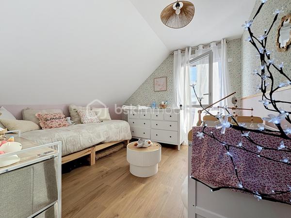 Découvrez ce bel appartement de 3 pièces en DUPLEX, situé au 2ᵉ étage sur 2, d’une résidence récente construite en 2023.

D’une configuration fonctionnelle et agréable, cet appartement offre une séparation appréciable entre les espaces de vie et l’espace nuit.

Au premier niveau, vous trouverez :
- Une entrée avec rangement et escalier desservant le niveau supérieur ;
- Un séjour avec coin cuisine, offrant un espace de vie convivial ;
- Un WC indépendant ;
- Un balcon, idéal pour profiter d’un espace extérieur.

À l’étage supérieur :
- Un palier (dressing) desservant l’espace nuit ;
- Deux chambres ;
- Une salle de bains avec WC.

Les atouts de la résidence :
- Résidence récente de 2023 ;
- Possibilité de boxer la places de stationnement, conformément aux éléments évoqués lors de la dernière assemblée générale ;
- Possibilité d’installation d’une climatisation ;
- Installation de caméras de vidéosurveillance au sein de la résidence envisagée ou autorisée selon les décisions de la dernière assemblée générale.

Ce duplex représente une belle opportunité pour un premier achat, un couple ou une petite famille à la recherche d’un logement récent et fonctionnel.

Cet appartement bénéficie d’un environnement pratique et familial, avec de nombreuses commodités accessibles à pied.
Les écoles maternelles Les Goélands et Les Dahlias se trouvent à environ 2 à 3 minutes, tandis que l’école élémentaire Duguesclin et le collège Flora Tristan sont accessibles en 3 à 6 minutes. 
Côté commerces, vous trouverez une boulangerie à environ 2 minutes, une épicerie de proximité à 2 minutes et le centre commercial E.Leclerc à environ 10 minutes. 
Pour vos déplacements, l’arrêt de bus Maurice Évrard est situé à environ 3 minutes à pied et la gare de Poissy, desservie par le RER A et la ligne J du Transilien. 

Enfin, les espaces verts et les équipements sportifs du secteur, notamment le parc Maurice-Berteaux et le complexe sportif Bretagne, permettent de profiter d’un cadre de vie agréable. 
Un emplacement idéal pour concilier praticité, vie de famille et mobilité au quotidien.

Un bien à découvrir sans tarder !

Pour plus d’informations ou pour organiser une visite, contactez-moi.