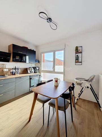 Découvrez ce bel appartement de 3 pièces en DUPLEX, situé au 2ᵉ étage sur 2, d’une résidence récente construite en 2023.

D’une configuration fonctionnelle et agréable, cet appartement offre une séparation appréciable entre les espaces de vie et l’espace nuit.

Au premier niveau, vous trouverez :
- Une entrée avec rangement et escalier desservant le niveau supérieur ;
- Un séjour avec coin cuisine, offrant un espace de vie convivial ;
- Un WC indépendant ;
- Un balcon, idéal pour profiter d’un espace extérieur.

À l’étage supérieur :
- Un palier (dressing) desservant l’espace nuit ;
- Deux chambres ;
- Une salle de bains avec WC.

Les atouts de la résidence :
- Résidence récente de 2023 ;
- Possibilité de boxer la places de stationnement, conformément aux éléments évoqués lors de la dernière assemblée générale ;
- Possibilité d’installation d’une climatisation ;
- Installation de caméras de vidéosurveillance au sein de la résidence envisagée ou autorisée selon les décisions de la dernière assemblée générale.

Ce duplex représente une belle opportunité pour un premier achat, un couple ou une petite famille à la recherche d’un logement récent et fonctionnel.

Cet appartement bénéficie d’un environnement pratique et familial, avec de nombreuses commodités accessibles à pied.
Les écoles maternelles Les Goélands et Les Dahlias se trouvent à environ 2 à 3 minutes, tandis que l’école élémentaire Duguesclin et le collège Flora Tristan sont accessibles en 3 à 6 minutes. 
Côté commerces, vous trouverez une boulangerie à environ 2 minutes, une épicerie de proximité à 2 minutes et le centre commercial E.Leclerc à environ 10 minutes. 
Pour vos déplacements, l’arrêt de bus Maurice Évrard est situé à environ 3 minutes à pied et la gare de Poissy, desservie par le RER A et la ligne J du Transilien. 

Enfin, les espaces verts et les équipements sportifs du secteur, notamment le parc Maurice-Berteaux et le complexe sportif Bretagne, permettent de profiter d’un cadre de vie agréable. 
Un emplacement idéal pour concilier praticité, vie de famille et mobilité au quotidien.

Un bien à découvrir sans tarder !

Pour plus d’informations ou pour organiser une visite, contactez-moi.