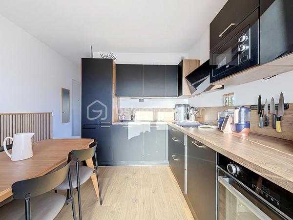 Découvrez ce bel appartement de 3 pièces en DUPLEX, situé au 2ᵉ étage sur 2, d’une résidence récente construite en 2023.

D’une configuration fonctionnelle et agréable, cet appartement offre une séparation appréciable entre les espaces de vie et l’espace nuit.

Au premier niveau, vous trouverez :
- Une entrée avec rangement et escalier desservant le niveau supérieur ;
- Un séjour avec coin cuisine, offrant un espace de vie convivial ;
- Un WC indépendant ;
- Un balcon, idéal pour profiter d’un espace extérieur.

À l’étage supérieur :
- Un palier (dressing) desservant l’espace nuit ;
- Deux chambres ;
- Une salle de bains avec WC.

Les atouts de la résidence :
- Résidence récente de 2023 ;
- Possibilité de boxer la places de stationnement, conformément aux éléments évoqués lors de la dernière assemblée générale ;
- Possibilité d’installation d’une climatisation ;
- Installation de caméras de vidéosurveillance au sein de la résidence envisagée ou autorisée selon les décisions de la dernière assemblée générale.

Ce duplex représente une belle opportunité pour un premier achat, un couple ou une petite famille à la recherche d’un logement récent et fonctionnel.

Cet appartement bénéficie d’un environnement pratique et familial, avec de nombreuses commodités accessibles à pied.
Les écoles maternelles Les Goélands et Les Dahlias se trouvent à environ 2 à 3 minutes, tandis que l’école élémentaire Duguesclin et le collège Flora Tristan sont accessibles en 3 à 6 minutes. 
Côté commerces, vous trouverez une boulangerie à environ 2 minutes, une épicerie de proximité à 2 minutes et le centre commercial E.Leclerc à environ 10 minutes. 
Pour vos déplacements, l’arrêt de bus Maurice Évrard est situé à environ 3 minutes à pied et la gare de Poissy, desservie par le RER A et la ligne J du Transilien. 

Enfin, les espaces verts et les équipements sportifs du secteur, notamment le parc Maurice-Berteaux et le complexe sportif Bretagne, permettent de profiter d’un cadre de vie agréable. 
Un emplacement idéal pour concilier praticité, vie de famille et mobilité au quotidien.

Un bien à découvrir sans tarder !

Pour plus d’informations ou pour organiser une visite, contactez-moi.