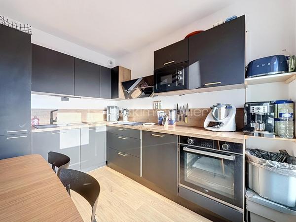 Découvrez ce bel appartement de 3 pièces en DUPLEX, situé au 2ᵉ étage sur 2, d’une résidence récente construite en 2023.

D’une configuration fonctionnelle et agréable, cet appartement offre une séparation appréciable entre les espaces de vie et l’espace nuit.

Au premier niveau, vous trouverez :
- Une entrée avec rangement et escalier desservant le niveau supérieur ;
- Un séjour avec coin cuisine, offrant un espace de vie convivial ;
- Un WC indépendant ;
- Un balcon, idéal pour profiter d’un espace extérieur.

À l’étage supérieur :
- Un palier (dressing) desservant l’espace nuit ;
- Deux chambres ;
- Une salle de bains avec WC.

Les atouts de la résidence :
- Résidence récente de 2023 ;
- Possibilité de boxer la places de stationnement, conformément aux éléments évoqués lors de la dernière assemblée générale ;
- Possibilité d’installation d’une climatisation ;
- Installation de caméras de vidéosurveillance au sein de la résidence envisagée ou autorisée selon les décisions de la dernière assemblée générale.

Ce duplex représente une belle opportunité pour un premier achat, un couple ou une petite famille à la recherche d’un logement récent et fonctionnel.

Cet appartement bénéficie d’un environnement pratique et familial, avec de nombreuses commodités accessibles à pied.
Les écoles maternelles Les Goélands et Les Dahlias se trouvent à environ 2 à 3 minutes, tandis que l’école élémentaire Duguesclin et le collège Flora Tristan sont accessibles en 3 à 6 minutes. 
Côté commerces, vous trouverez une boulangerie à environ 2 minutes, une épicerie de proximité à 2 minutes et le centre commercial E.Leclerc à environ 10 minutes. 
Pour vos déplacements, l’arrêt de bus Maurice Évrard est situé à environ 3 minutes à pied et la gare de Poissy, desservie par le RER A et la ligne J du Transilien. 

Enfin, les espaces verts et les équipements sportifs du secteur, notamment le parc Maurice-Berteaux et le complexe sportif Bretagne, permettent de profiter d’un cadre de vie agréable. 
Un emplacement idéal pour concilier praticité, vie de famille et mobilité au quotidien.

Un bien à découvrir sans tarder !

Pour plus d’informations ou pour organiser une visite, contactez-moi.