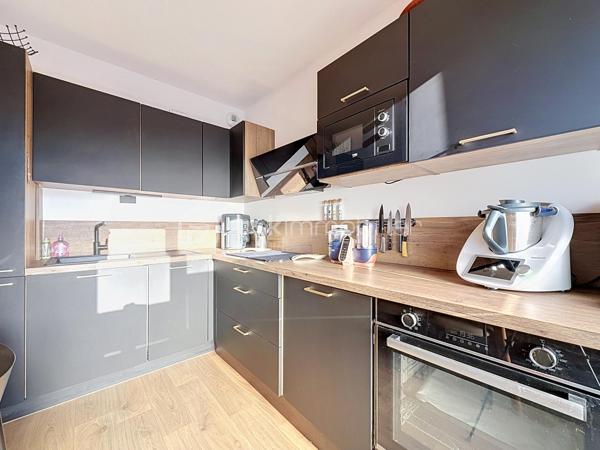 Découvrez ce bel appartement de 3 pièces en DUPLEX, situé au 2ᵉ étage sur 2, d’une résidence récente construite en 2023.

D’une configuration fonctionnelle et agréable, cet appartement offre une séparation appréciable entre les espaces de vie et l’espace nuit.

Au premier niveau, vous trouverez :
- Une entrée avec rangement et escalier desservant le niveau supérieur ;
- Un séjour avec coin cuisine, offrant un espace de vie convivial ;
- Un WC indépendant ;
- Un balcon, idéal pour profiter d’un espace extérieur.

À l’étage supérieur :
- Un palier (dressing) desservant l’espace nuit ;
- Deux chambres ;
- Une salle de bains avec WC.

Les atouts de la résidence :
- Résidence récente de 2023 ;
- Possibilité de boxer la places de stationnement, conformément aux éléments évoqués lors de la dernière assemblée générale ;
- Possibilité d’installation d’une climatisation ;
- Installation de caméras de vidéosurveillance au sein de la résidence envisagée ou autorisée selon les décisions de la dernière assemblée générale.

Ce duplex représente une belle opportunité pour un premier achat, un couple ou une petite famille à la recherche d’un logement récent et fonctionnel.

Cet appartement bénéficie d’un environnement pratique et familial, avec de nombreuses commodités accessibles à pied.
Les écoles maternelles Les Goélands et Les Dahlias se trouvent à environ 2 à 3 minutes, tandis que l’école élémentaire Duguesclin et le collège Flora Tristan sont accessibles en 3 à 6 minutes. 
Côté commerces, vous trouverez une boulangerie à environ 2 minutes, une épicerie de proximité à 2 minutes et le centre commercial E.Leclerc à environ 10 minutes. 
Pour vos déplacements, l’arrêt de bus Maurice Évrard est situé à environ 3 minutes à pied et la gare de Poissy, desservie par le RER A et la ligne J du Transilien. 

Enfin, les espaces verts et les équipements sportifs du secteur, notamment le parc Maurice-Berteaux et le complexe sportif Bretagne, permettent de profiter d’un cadre de vie agréable. 
Un emplacement idéal pour concilier praticité, vie de famille et mobilité au quotidien.

Un bien à découvrir sans tarder !

Pour plus d’informations ou pour organiser une visite, contactez-moi.